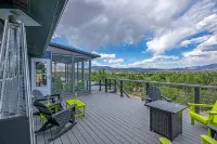 Beautiful home on the bluff overlooking river and mountain views with hot tub! - 4-Star