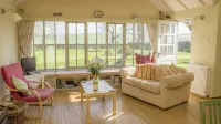 2 bedroom cottage, with far reaching views of the garden and open countryside. - Wifi