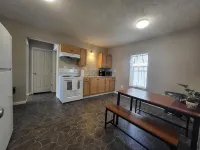 Beautiful and also conveniently located. - Apartments