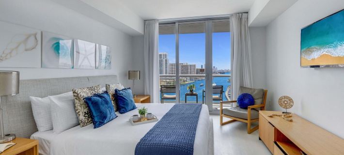 Pool Infinite View Balcony Hotels in Hallandale Beach