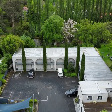 Riverbank Park Motel