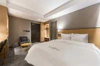 Gwangju Hound Hotel - Mountain view