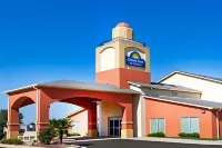 Days Inn & Suites by Wyndham Marquez