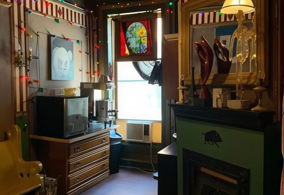 2. 칼톤 암스 호텔..