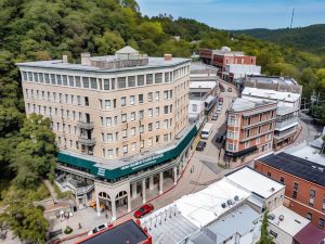 1905 Basin Park Hotel