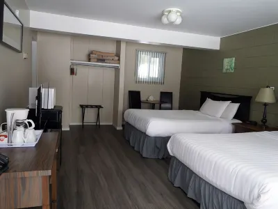 Ray Lyn Motel Hotels near VISAC Gallery