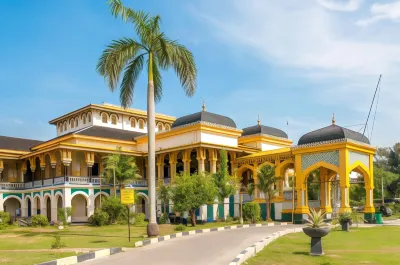RedDoorz Plus Near RS Usu Medan 2 Hotels near Mawar Bakery And Swalayan
