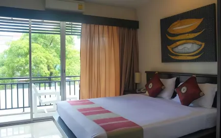 Lub Sbuy Hostel Отели рядом с достопримечательностью «Jian wanich pier»