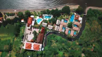 Puri Saron Hotel Baruna Beach Cottages Отели рядом с достопримечательностью «Fakultas Matematika Dan Ilmu Pengetahuan Alam»