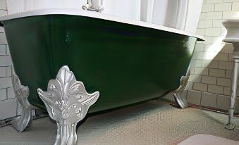 The Carriage House Inn Bed & Breakfast - Housity