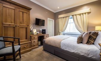 The Howbeck & the Retreat Incl Off-Site Health Club and Parking EV Point Available