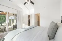 New Lakeview Penthouse - Amenities Galore!