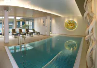 Ramada by Wyndham Nuernberg Parkhotel - Pools