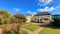 Charles Rasp Motor Inn & Cottages - 3-Star