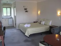 Elite Motor Inn Hotels near University of New England