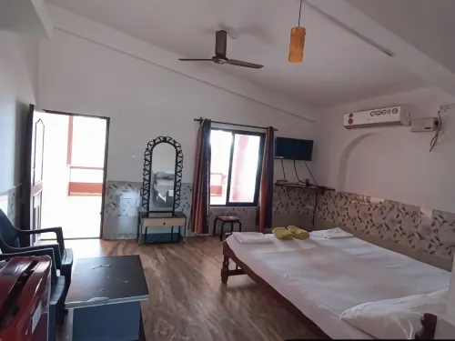 Leon Hide Out Guest House Hotels in Bogmalo