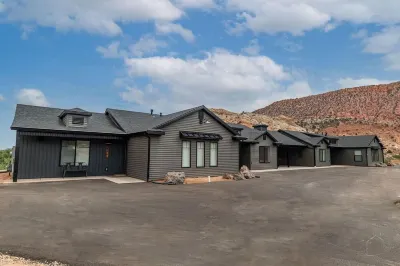 BLACK SHEEP INN Newly Constructed Hampshire #3 of 4 Units Hotels near Love's Travel Stop