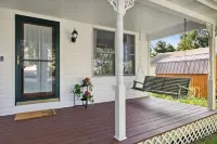 Featherbone Farmhouse- Comfy Gem 1 Block to Town. Perfect for families & groups!