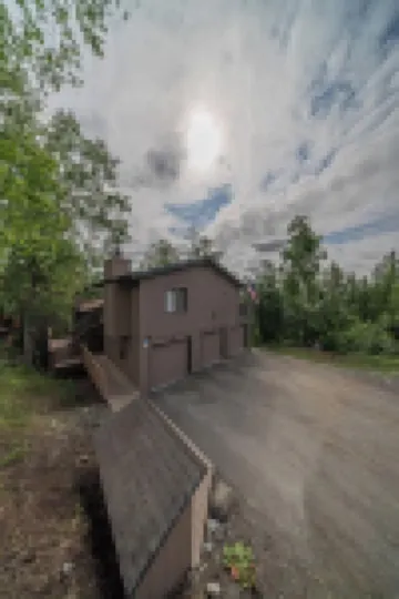 Semi-Secluded Lodge Style: King Bed, Garage, Laundry, WiFi