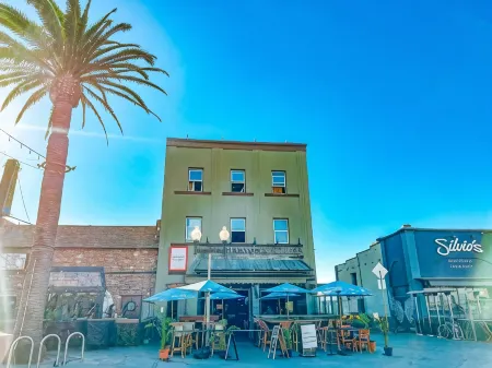 ITH Hermosa Beach Surf Hostel LAX