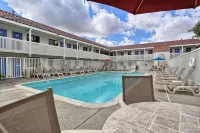 Super 8 by Wyndham Petaluma - Swimmingpools