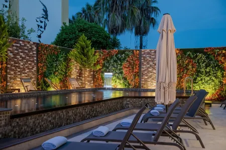 Sealife Royal Suites Отели рядом с достопримечательностью «Ворота Адриана»