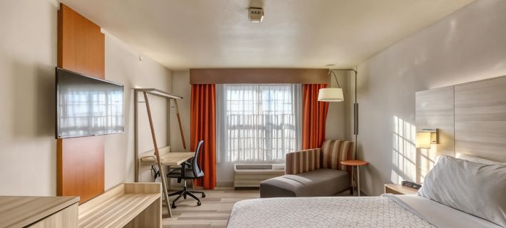 Holiday Inn Express & Suites MILWAUKEE AIRPORT by IHG Hotels in Milwaukee