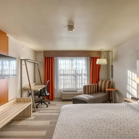 Holiday Inn Express & Suites MILWAUKEE AIRPORT by IHG