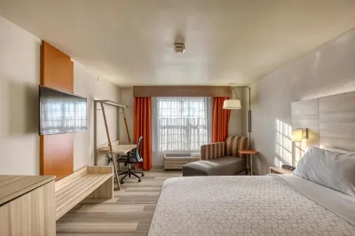 Holiday Inn Express & Suites Milwaukee Airport Hotels in Franklin