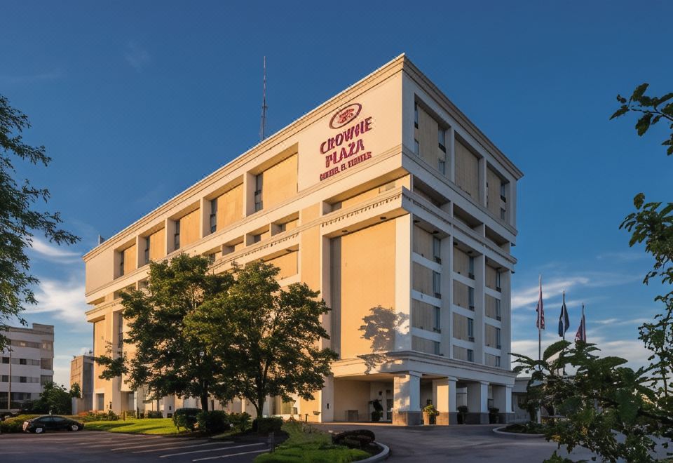 Crowne Plaza Hotel and Suites Pittsburgh South Over view