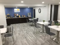 Days Inn & Suites by Wyndham Cincinnati North Hotels in Springdale
