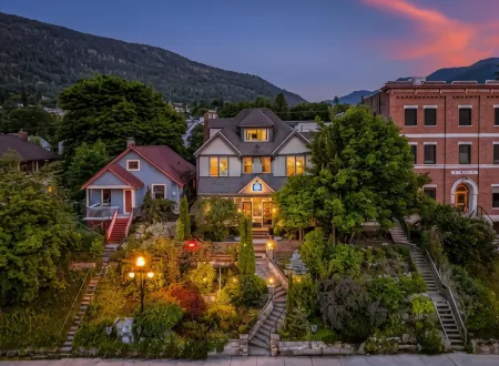 Cloudside Hotel Отели рядом с достопримечательностью «Парк Лейк Сайд»