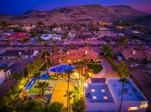 Luxury Oasis with Custom Pool and Sports Courts - Exquisite Palm Paradise