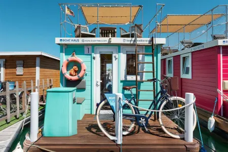 Boat Haus Mediterranean Experience Alcaidesa  la Linea Отели в г. Ла-Линеа-де-ла-Консепсьон