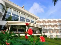 Grand Mutiara Hotel Hotel dekat Lau Debuk-Debuk