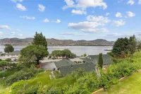 Beautiful views of Lake Chelan, scenic getaway close to downtown and Slidewaters