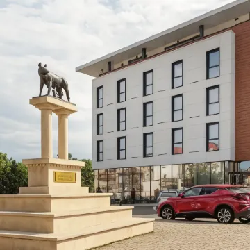 Lupa by Bueno Hotels near Aquarium