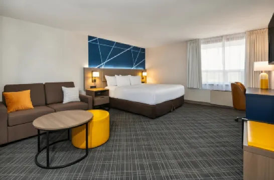Comfort Inn & Suites Hotels near Barrie Molson Centre