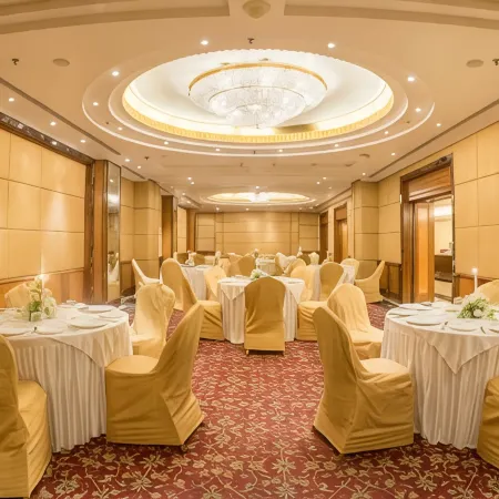 Hotel Parle International Отели рядом с достопримечательностью «Пляж Джуху»