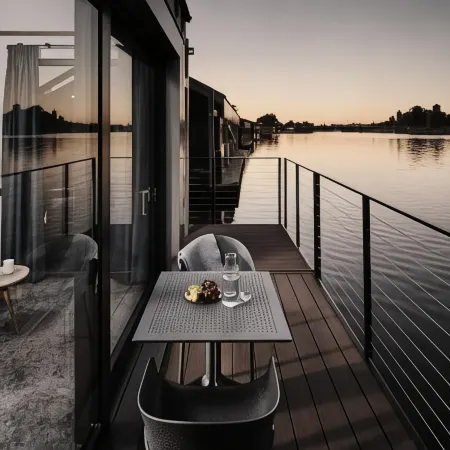 New Port Hotel