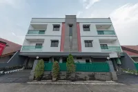 RedDoorz Plus at Buah Batu - Pensions