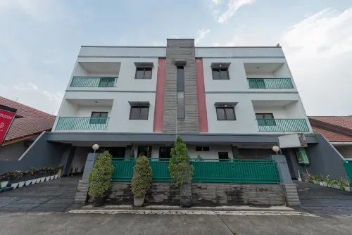RedDoorz Plus at Buah Batu - Pensions
