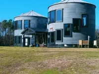 Luxury Farm Bin Oasis. Exquisite. One of a kind. Hotels in Pender County