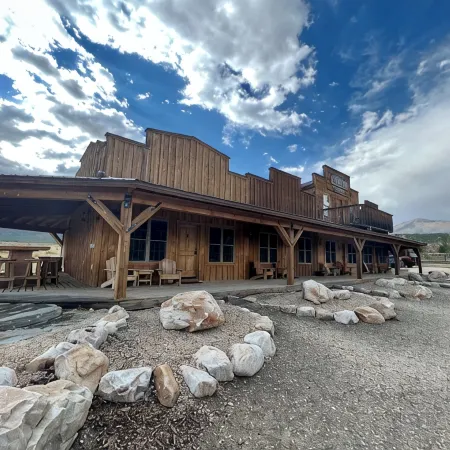 Cozy cabin 2 in at Almo Inn with AC, WiFi near City of Rocks/Castle Rocks Idaho