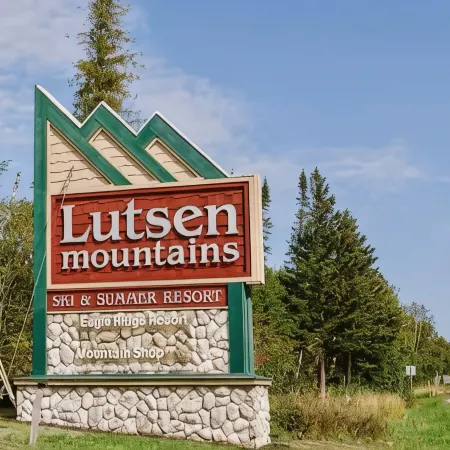 Lutsen Ski-In/Ski-Out Townhome w/Pool and Hot Tub Access!