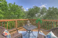 Cactus Flower Treehouse-Pet Friendly-Hill Country Views!