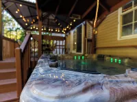 Mohawk Kudil in Poconos !Njoy Your spring with Hot Tub, Private Pool & Game Room Hoteles en Municipio de Penn Forest