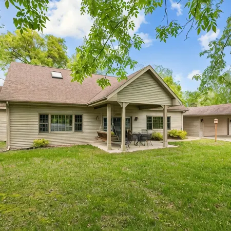 Relaxing property on a quiet road! Leave the hustle and bustle behind!