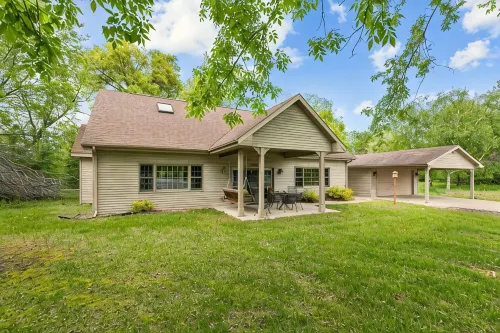 Relaxing property on a quiet road! Leave the hustle and bustle behind!