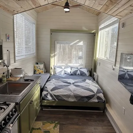 Tiny House with Bear Mountain Views.... Only 25 Minutes outside of Anchorage